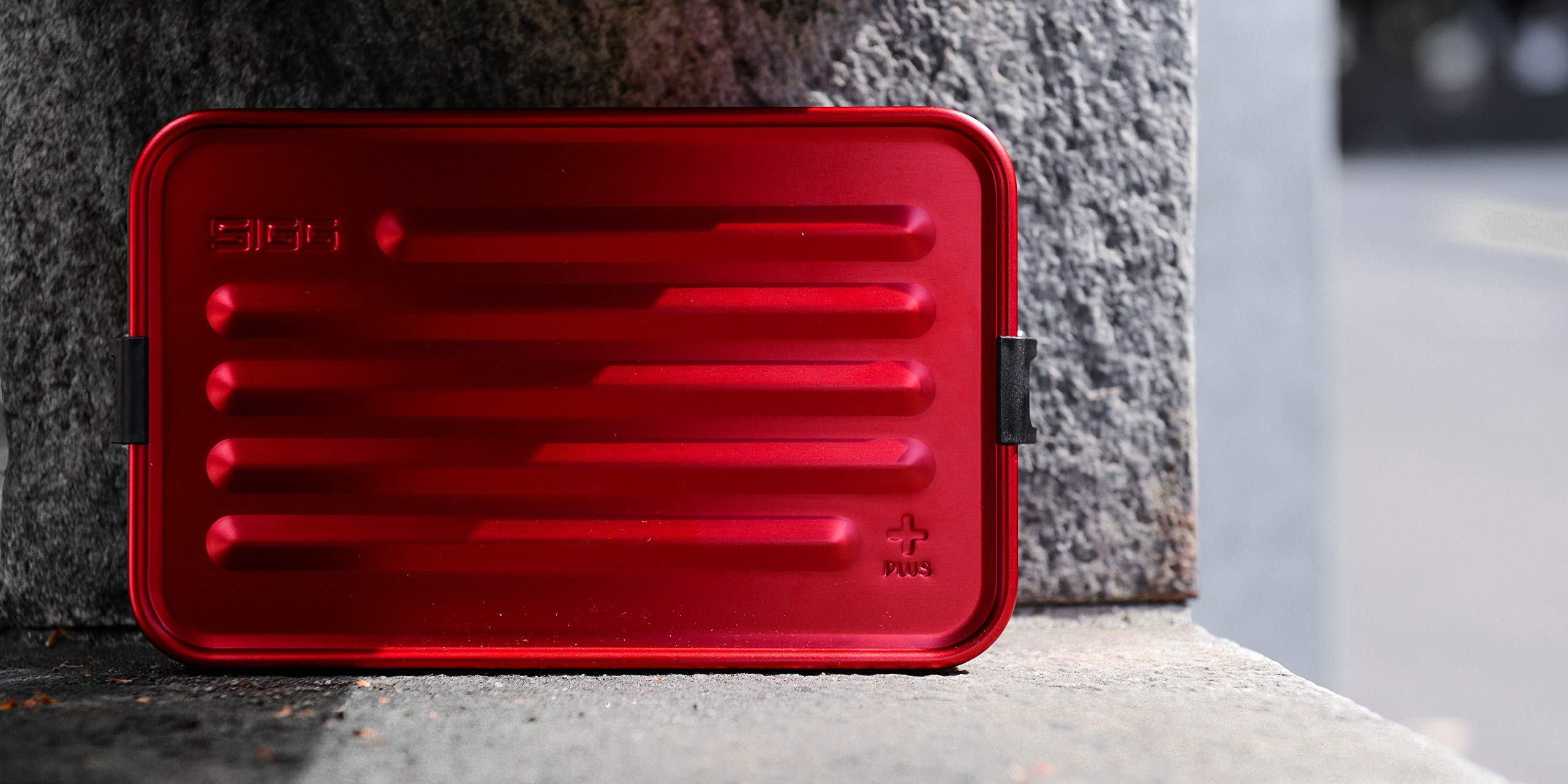 sigg-metal-box-plus-l-red-lunchbox-1-2-l-federleichte-aluminium-brotdose-mit-tre image 4